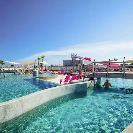 Mobile In With Great Pool Area Ferienhaus